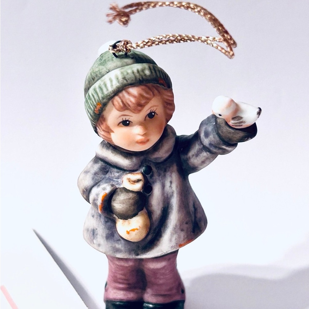 Goebel 1999 Berta Hummel "Feeding Feathered Friends" Christmas‎ Ornament